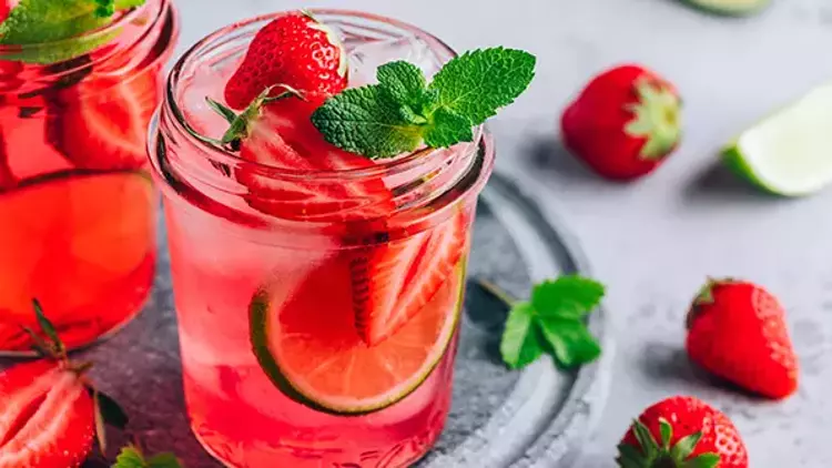 <p>ÇİLEKLİ MOJİTO</p>
